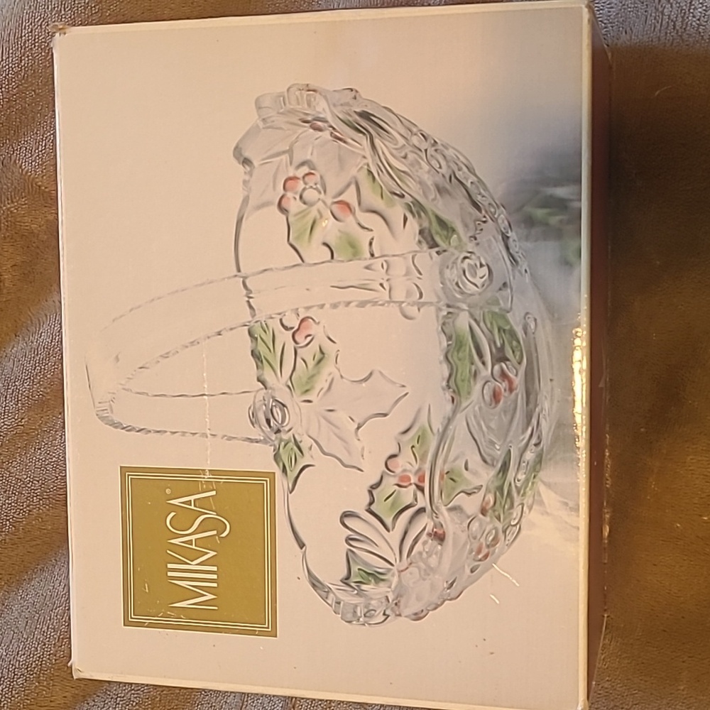 Mikasa Christmas Basket Holiday Bloom with Removable Handle